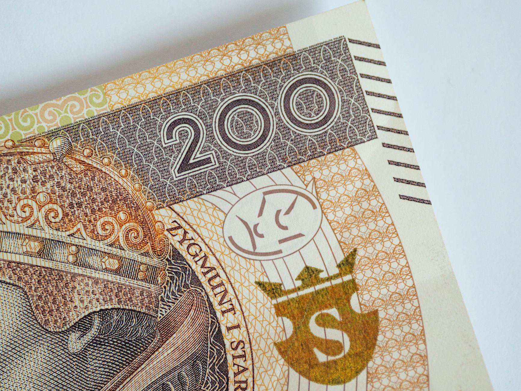 Tablica informacyjna z napisem 'Nabór do żłobka' obok budynku placówki, w tle niebo z ostrzeżeniem przed przymrozkami