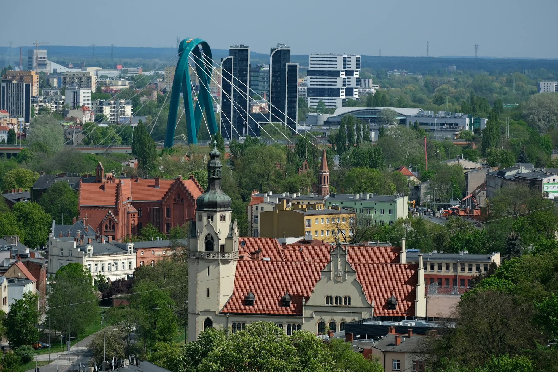 PreZero Arena Gliwice podczas koncertu, obok okładka książki 'Gliwice a la carte' - Gliwice wydarzenia kulturalne i rozrywkowe