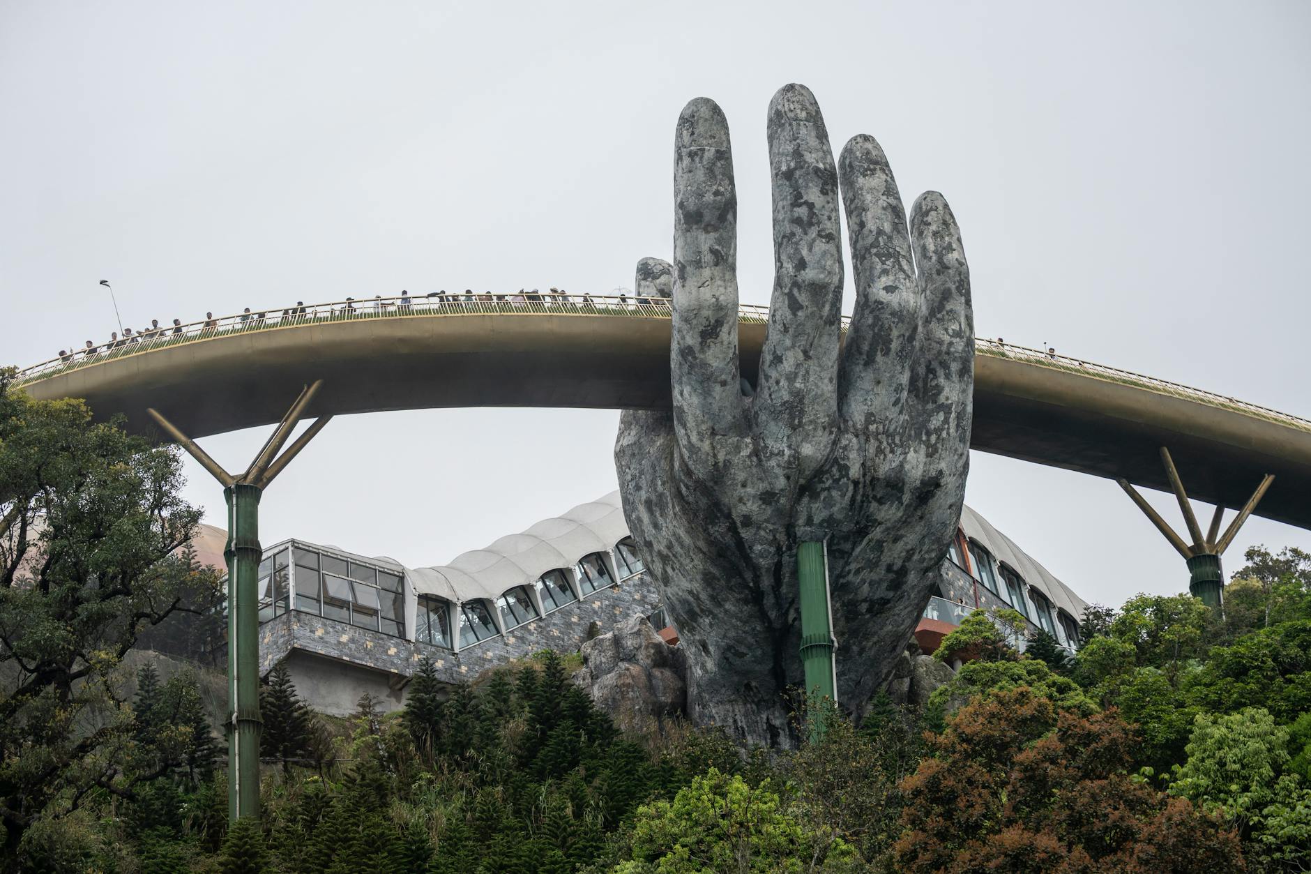 Plakat informacyjny o dotacjach na wymianę ogrzewania w Gliwicach poprawiających jakość powietrza.