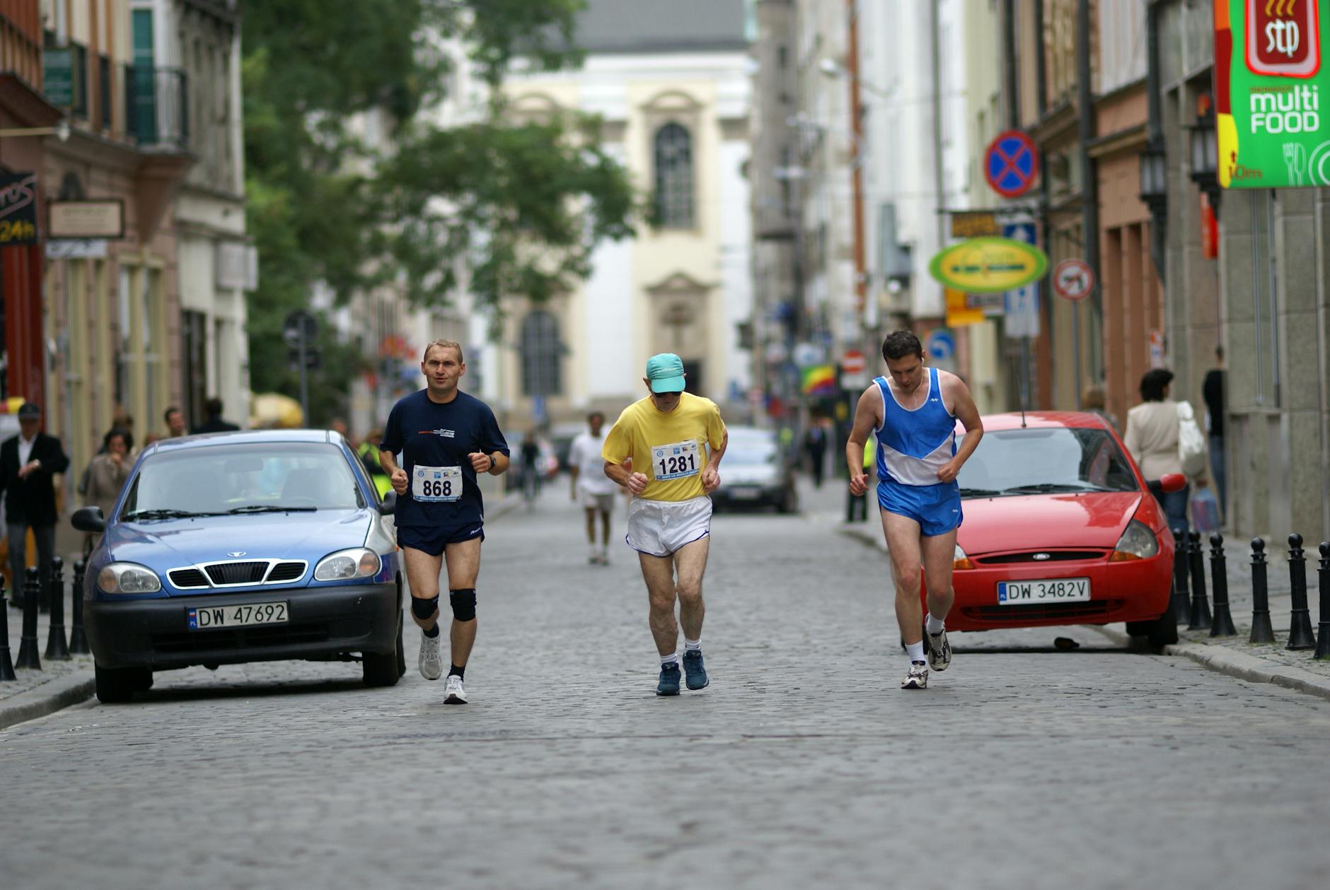 Ilustracja symbolizująca Gliwice, łącząca drogi i halę sportową, nawiązująca do wypadków i sportu.