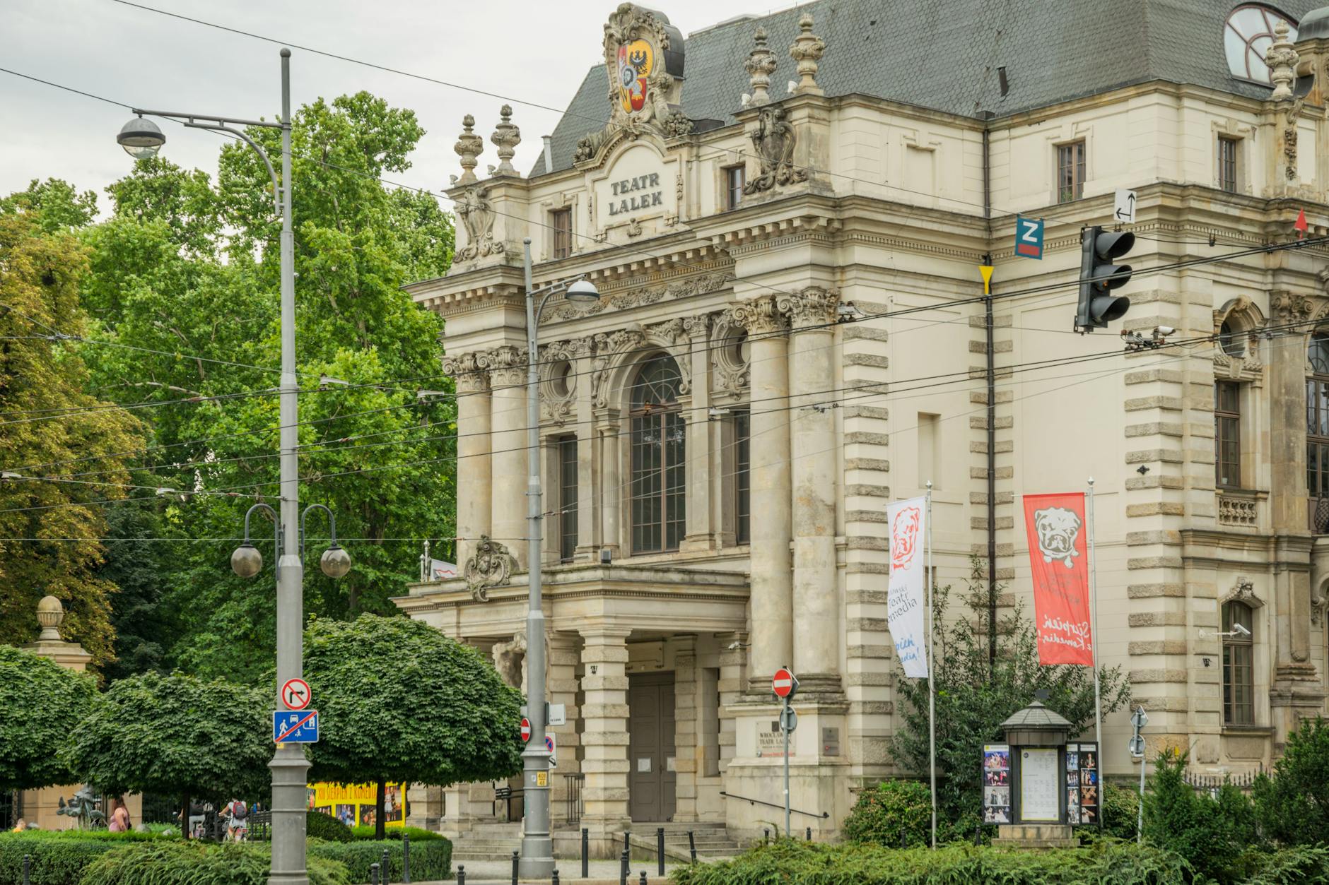 Plakat teatralny zapowiadający premiery "Skąpca" i "Upiora w operze" w Teatrze Miejskim w Gliwicach